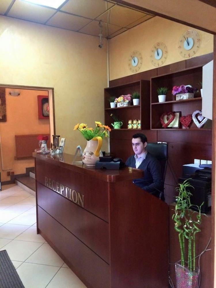 Hotel Reina Bucarest Extérieur photo