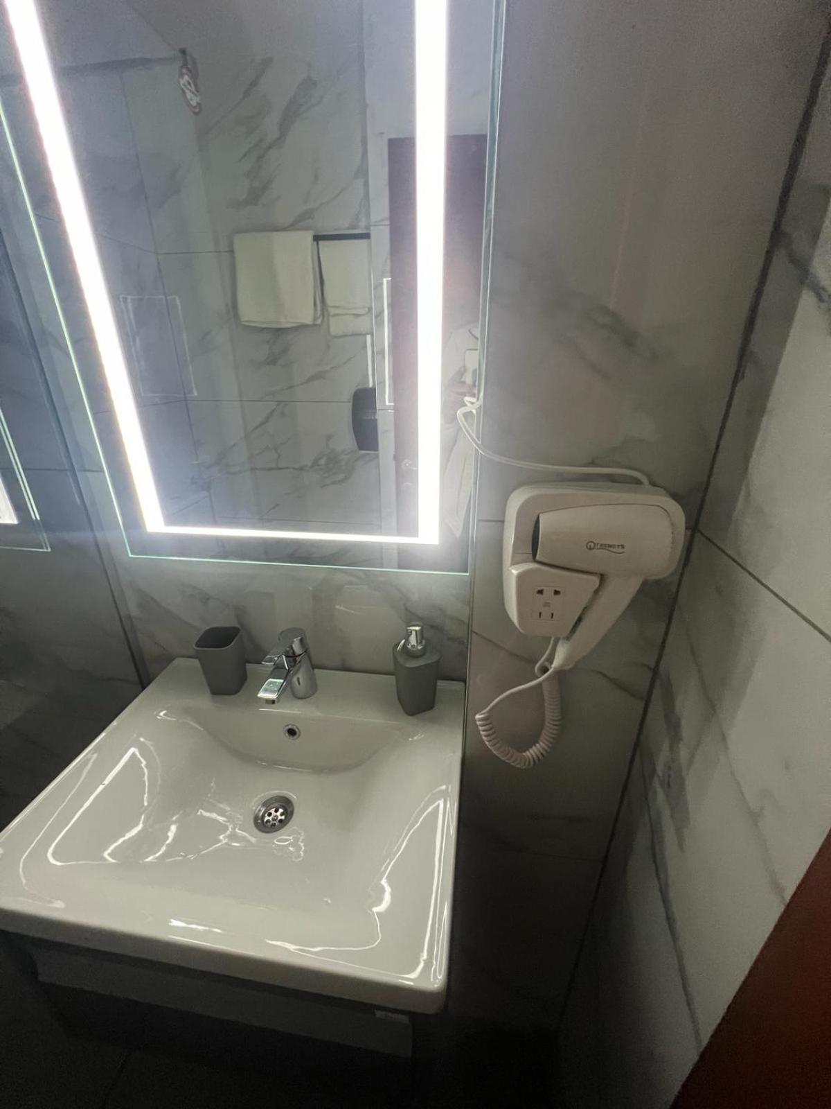 Hotel Reina Bucarest Extérieur photo