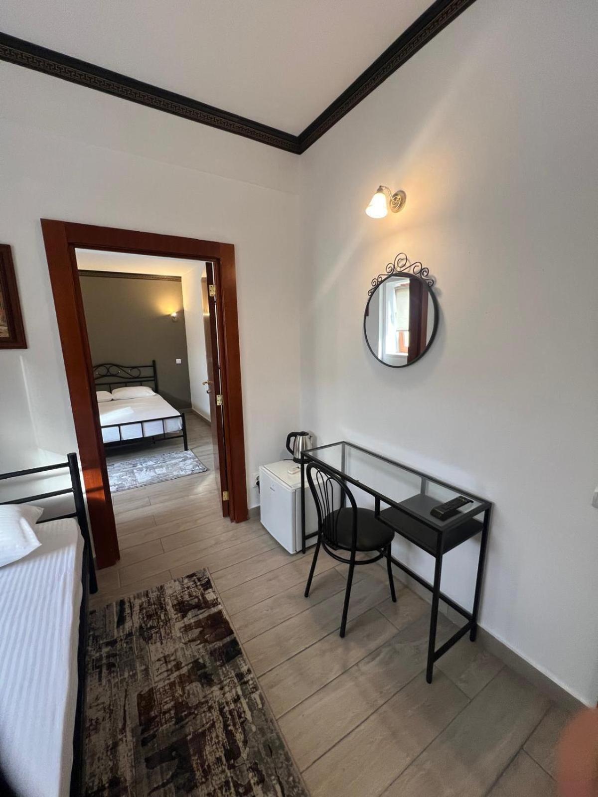 Hotel Reina Bucarest Extérieur photo