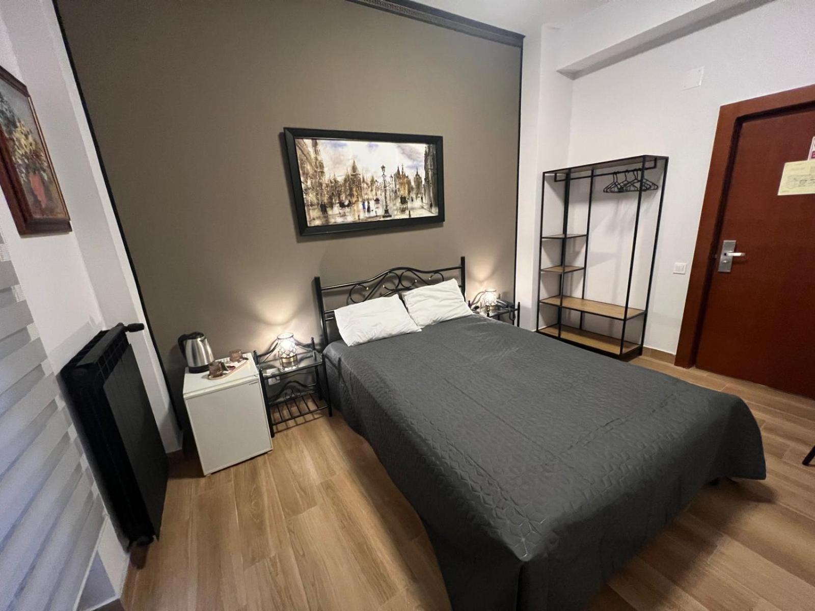 Hotel Reina Bucarest Extérieur photo