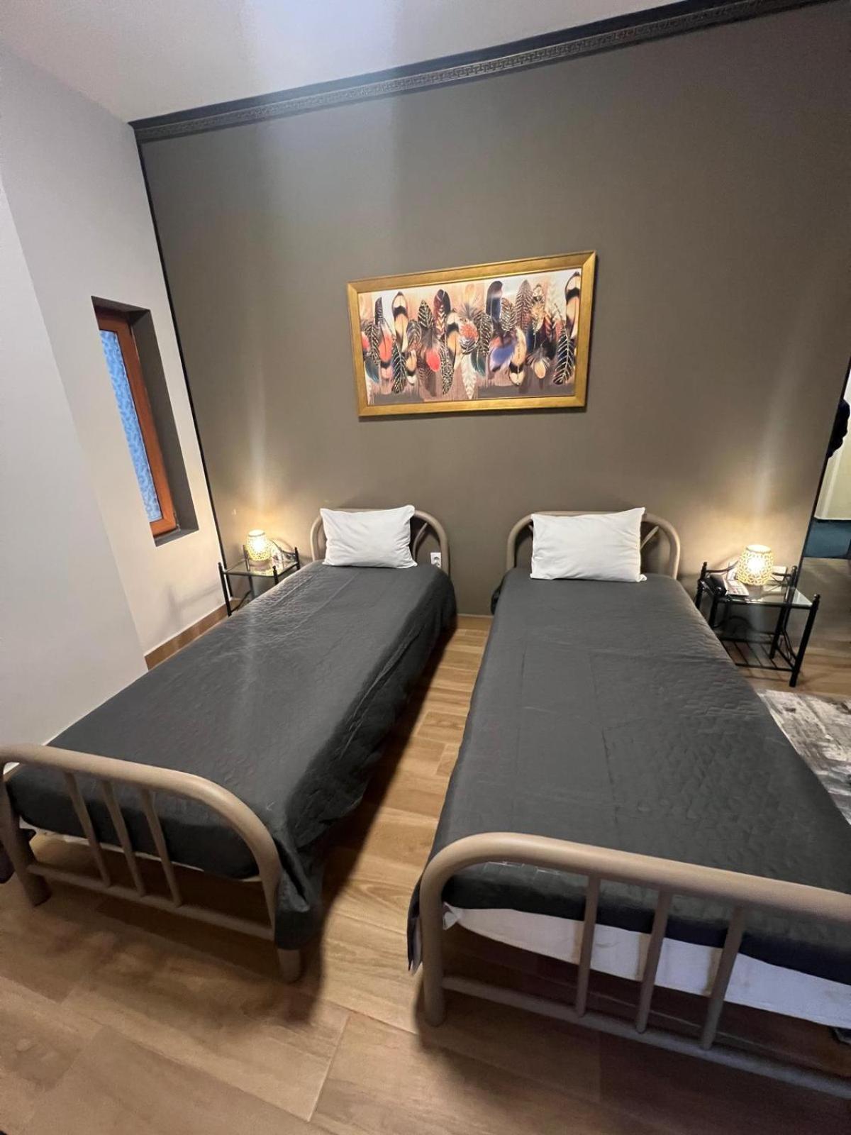 Hotel Reina Bucarest Extérieur photo