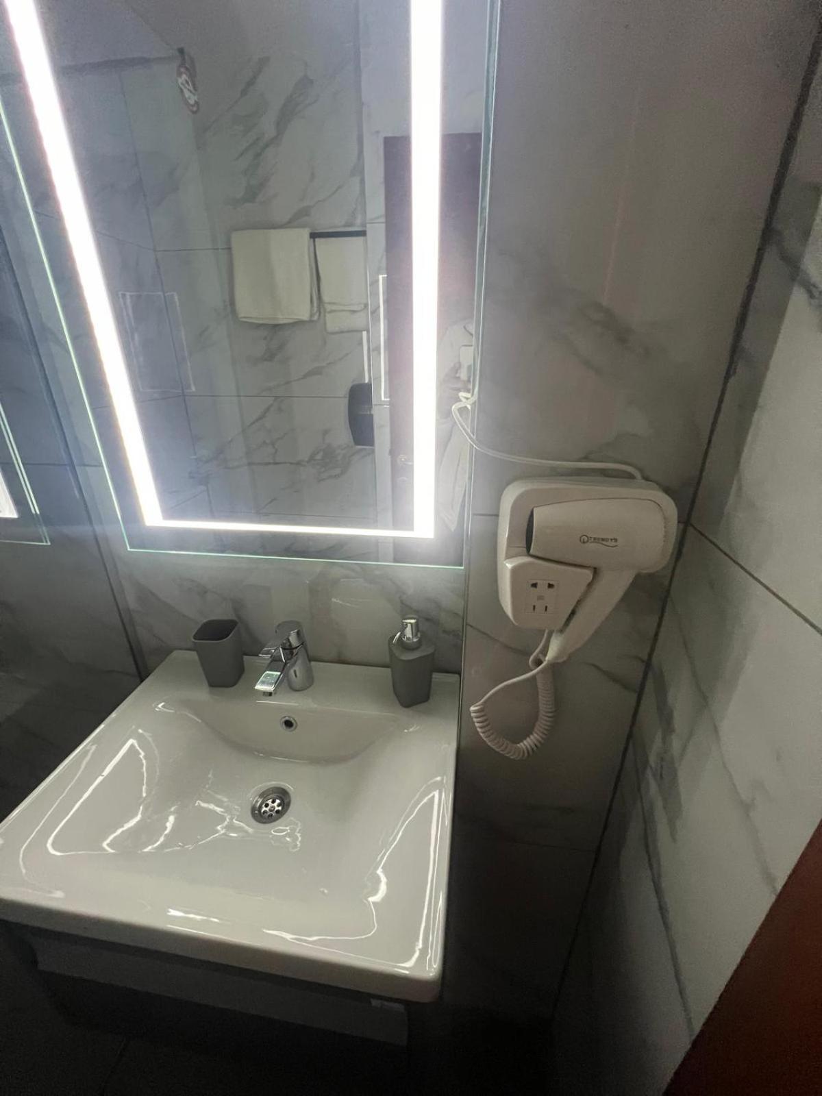 Hotel Reina Bucarest Extérieur photo