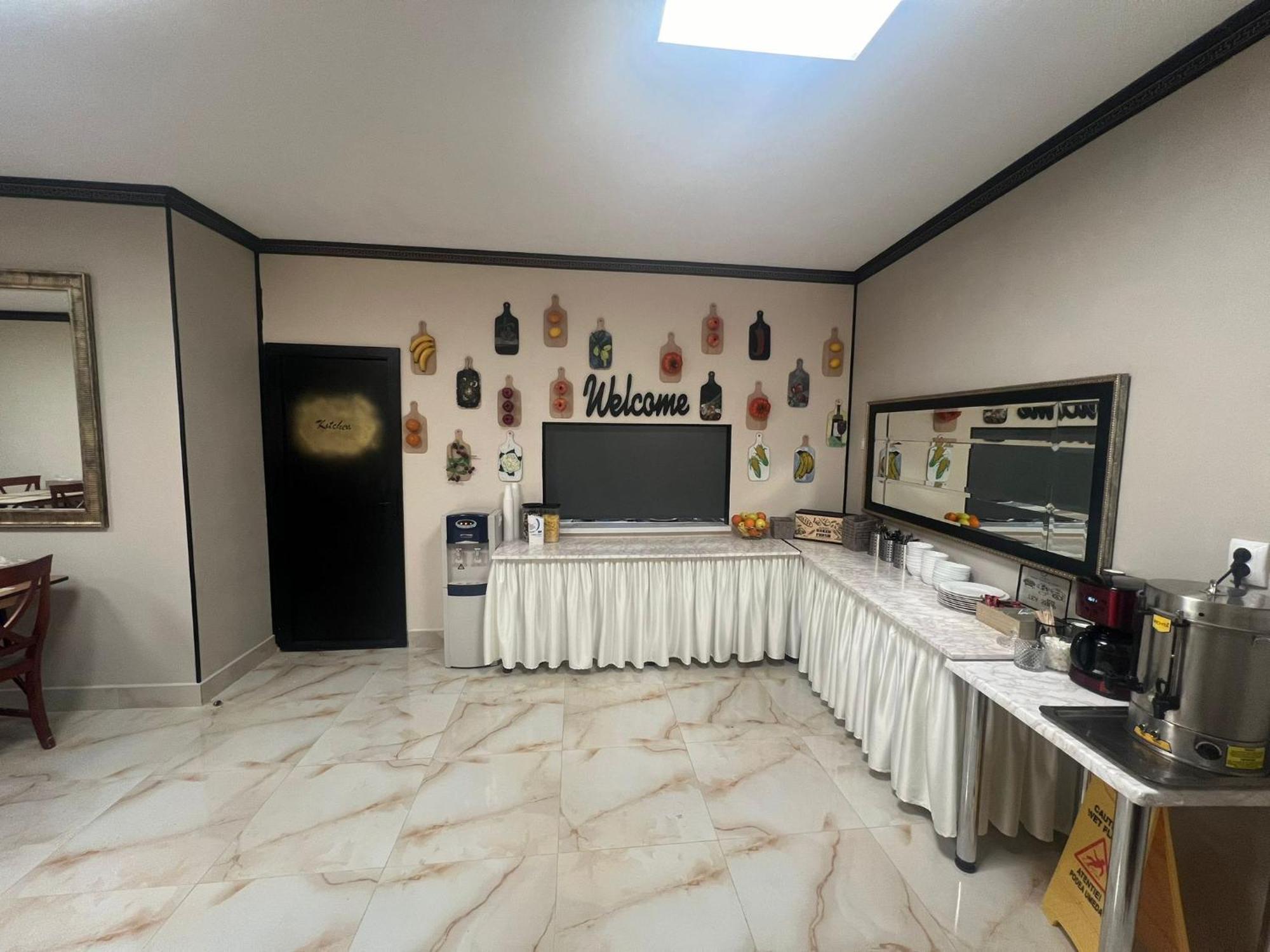 Hotel Reina Bucarest Extérieur photo
