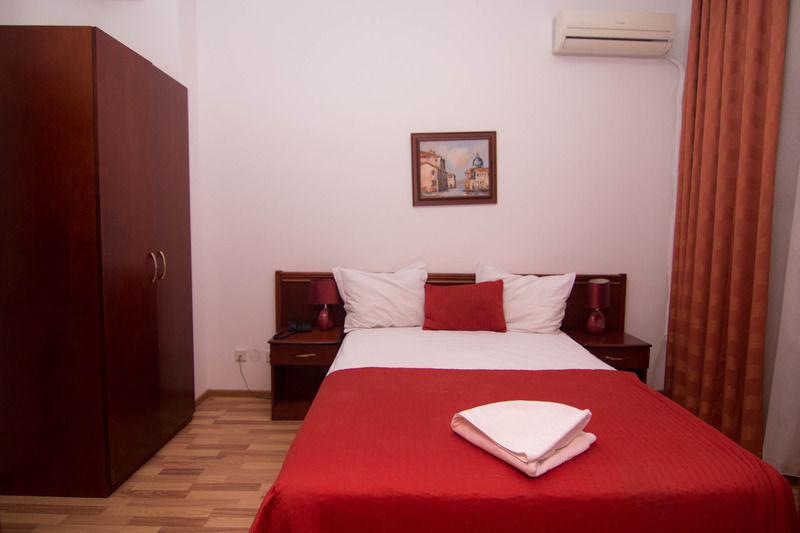 Hotel Reina Bucarest Extérieur photo