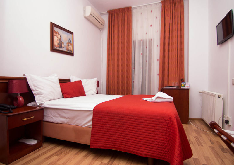 Hotel Reina Bucarest Extérieur photo