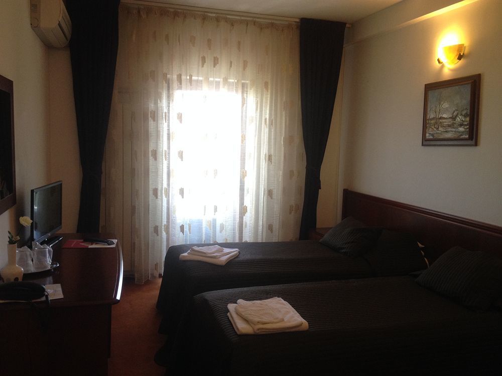 Hotel Reina Bucarest Extérieur photo