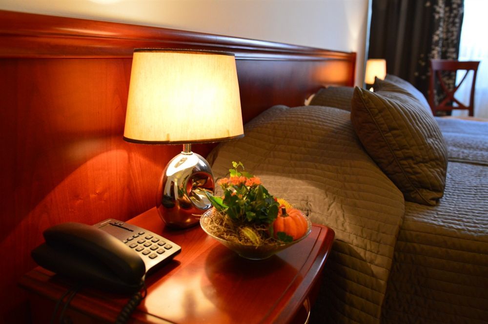 Hotel Reina Bucarest Extérieur photo