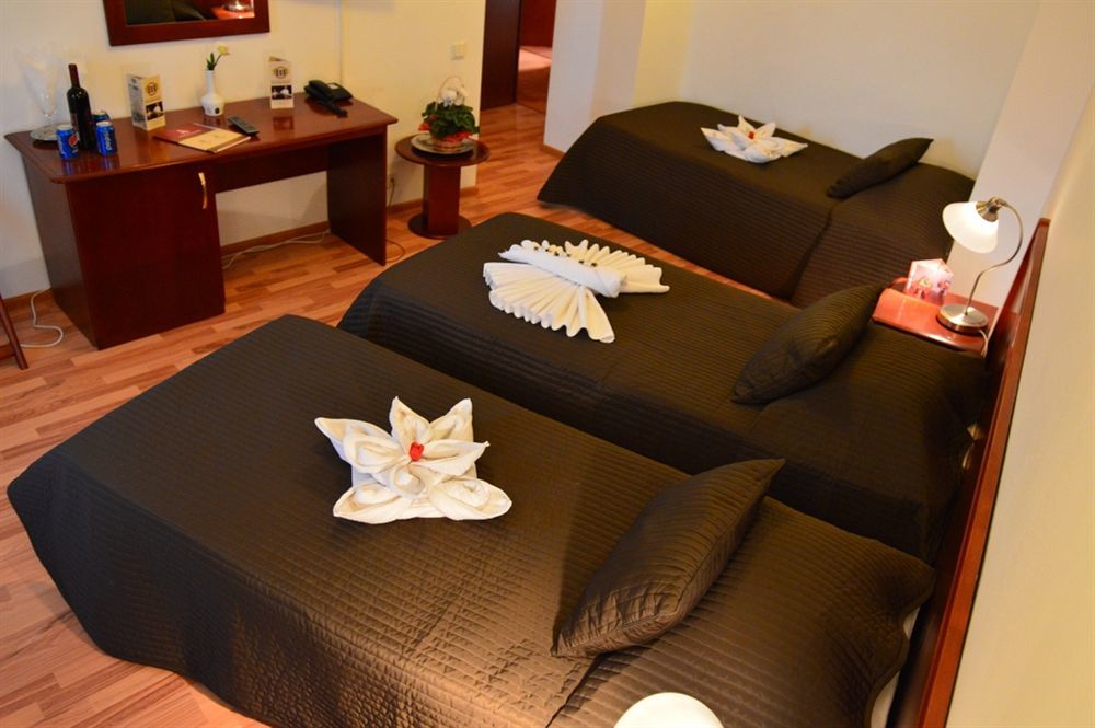 Hotel Reina Bucarest Extérieur photo