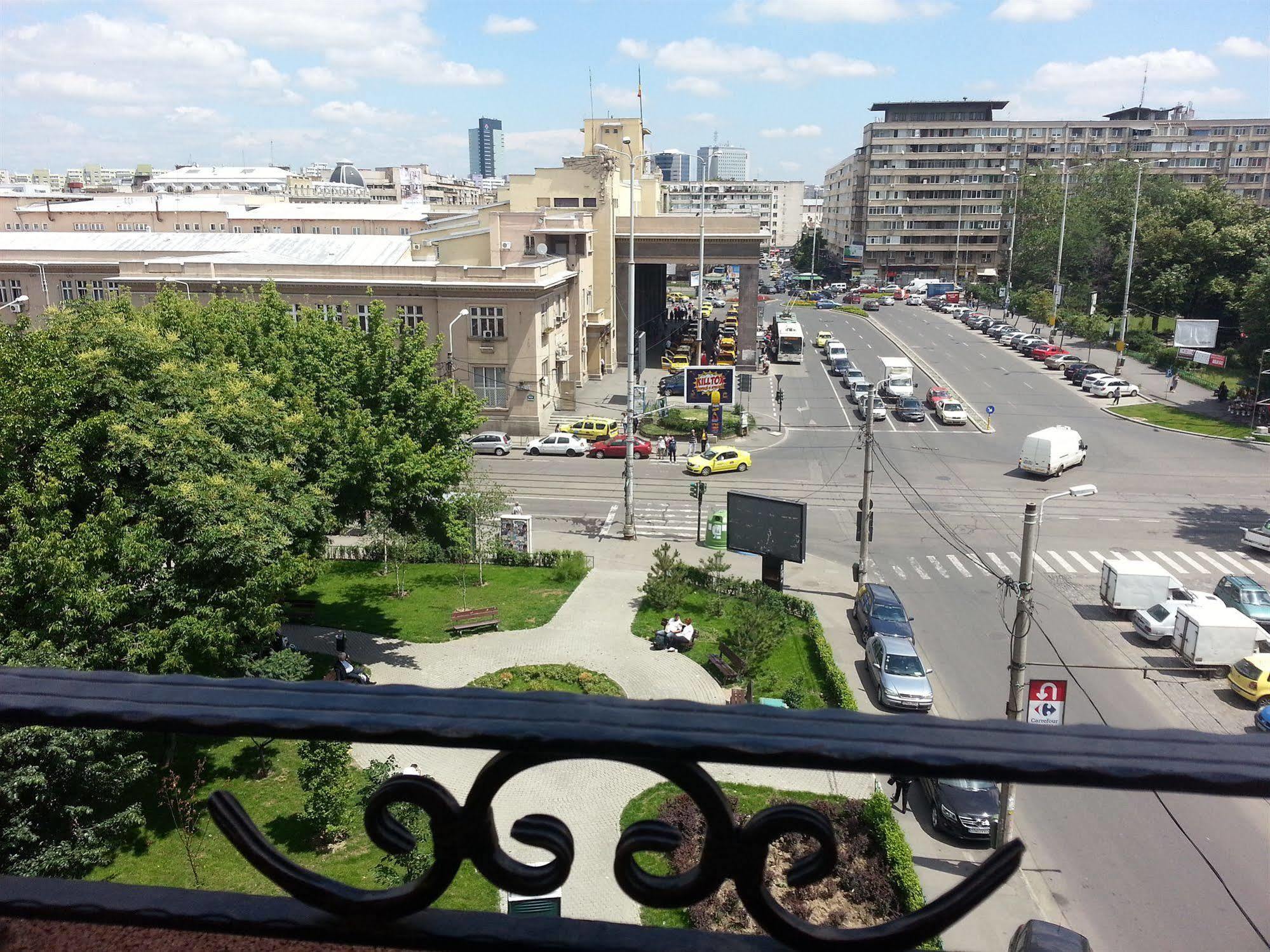 Hotel Reina Bucarest Extérieur photo