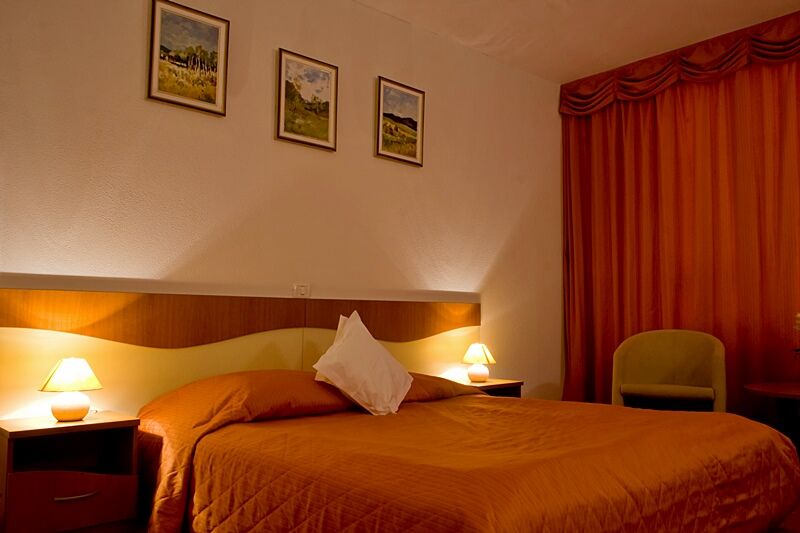 Hotel Reina Bucarest Extérieur photo